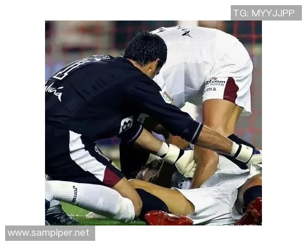 足球明星在比赛中突然晕倒引发关注视频播放瞬间令人心痛